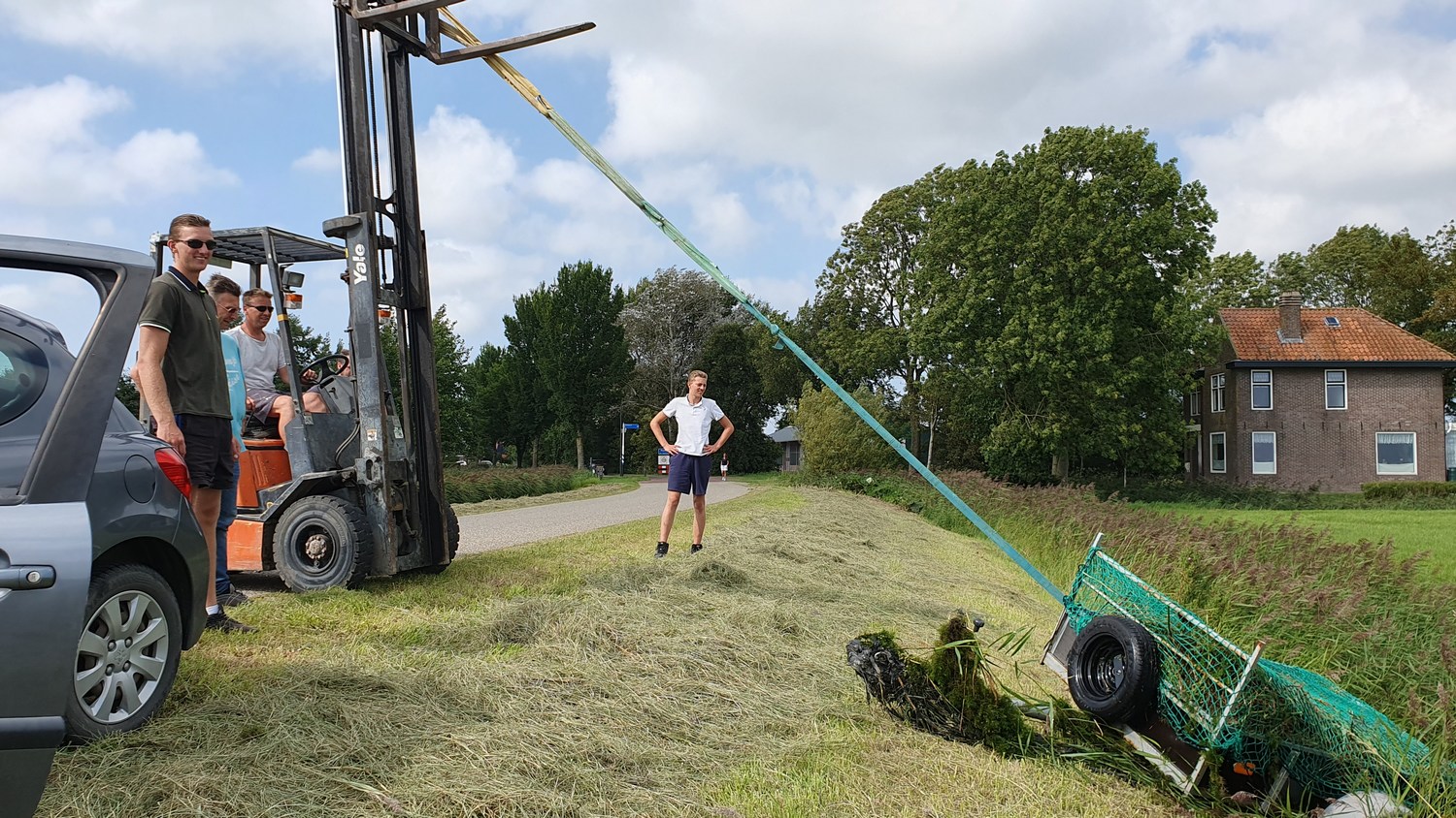 Aanhangwagen te water in Peins